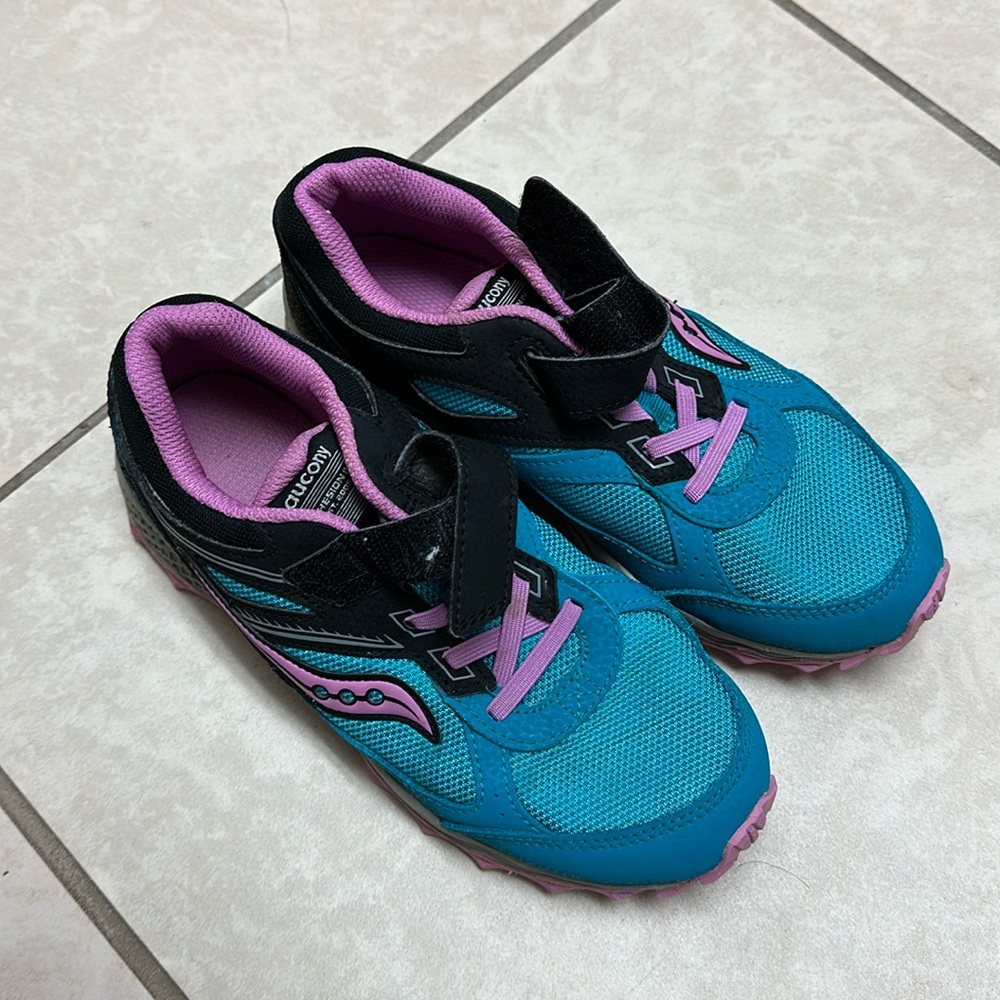 Size 3 kids Saucony running shoes